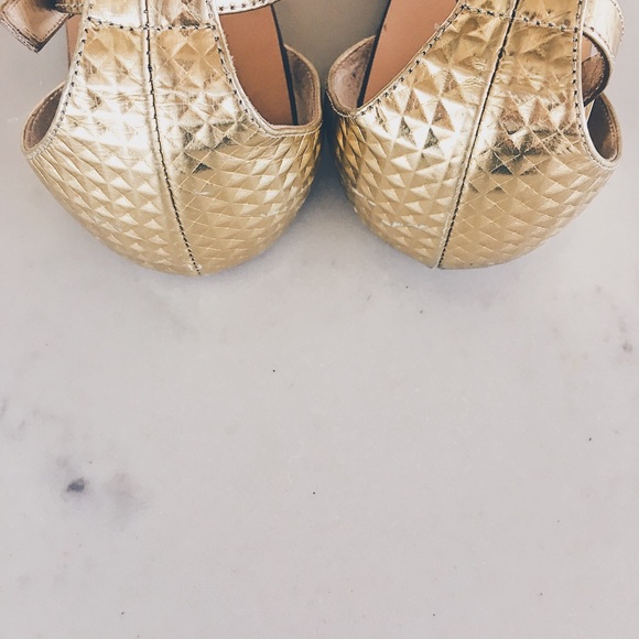 🎉HP🎉⚡️FLASH SALE⚡️ Sold Out Jimmy Choo Gold Metallic Wyatt Sandal - Picture 9 of 10